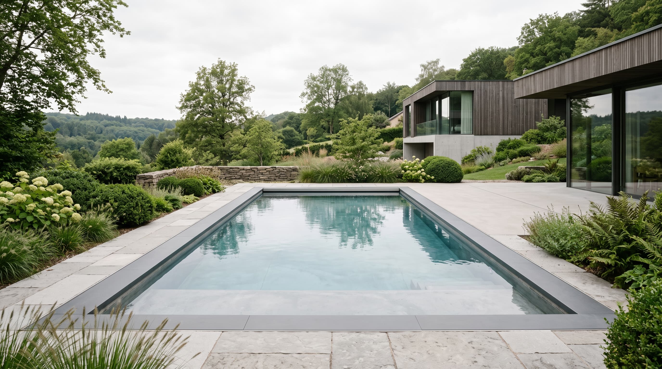 Piscine en béton réalisée par Weber à Niederanven, eau limpide, margelles finies